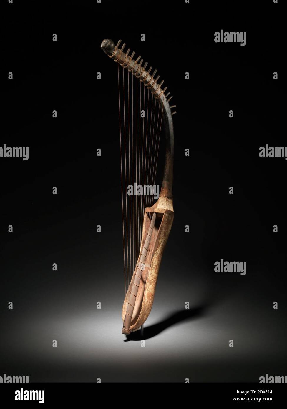 Harpe arquée à l'épaule (harpe Photo Stock - Alamy