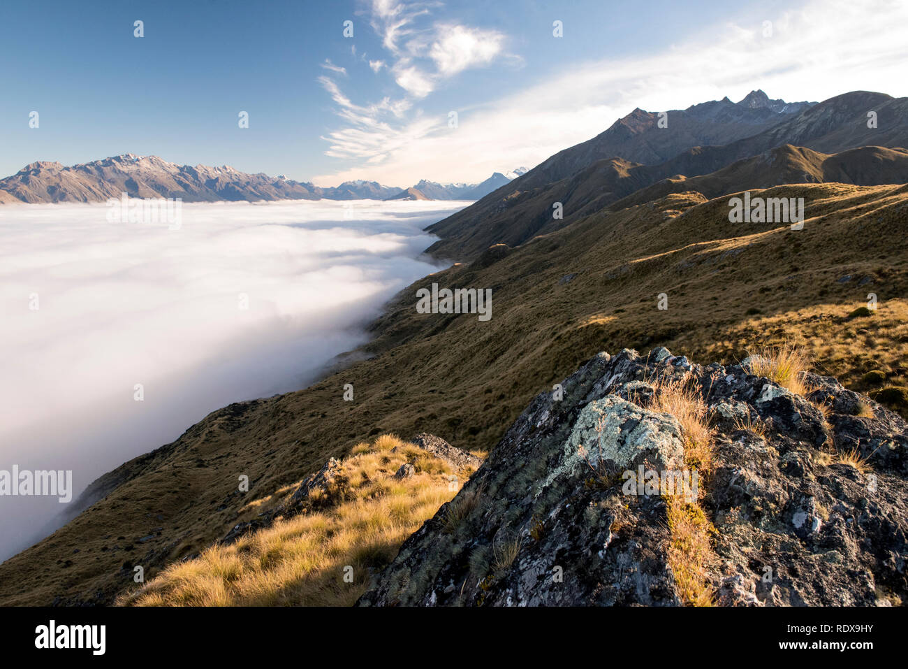 Sur scène en milieu de matinée d'une montagne près du Mont Creighton couvertes de nuages au-dessus du lac Wakatipu près de Queenstown sur l'île du sud de Nouvelle-Zélande. Banque D'Images