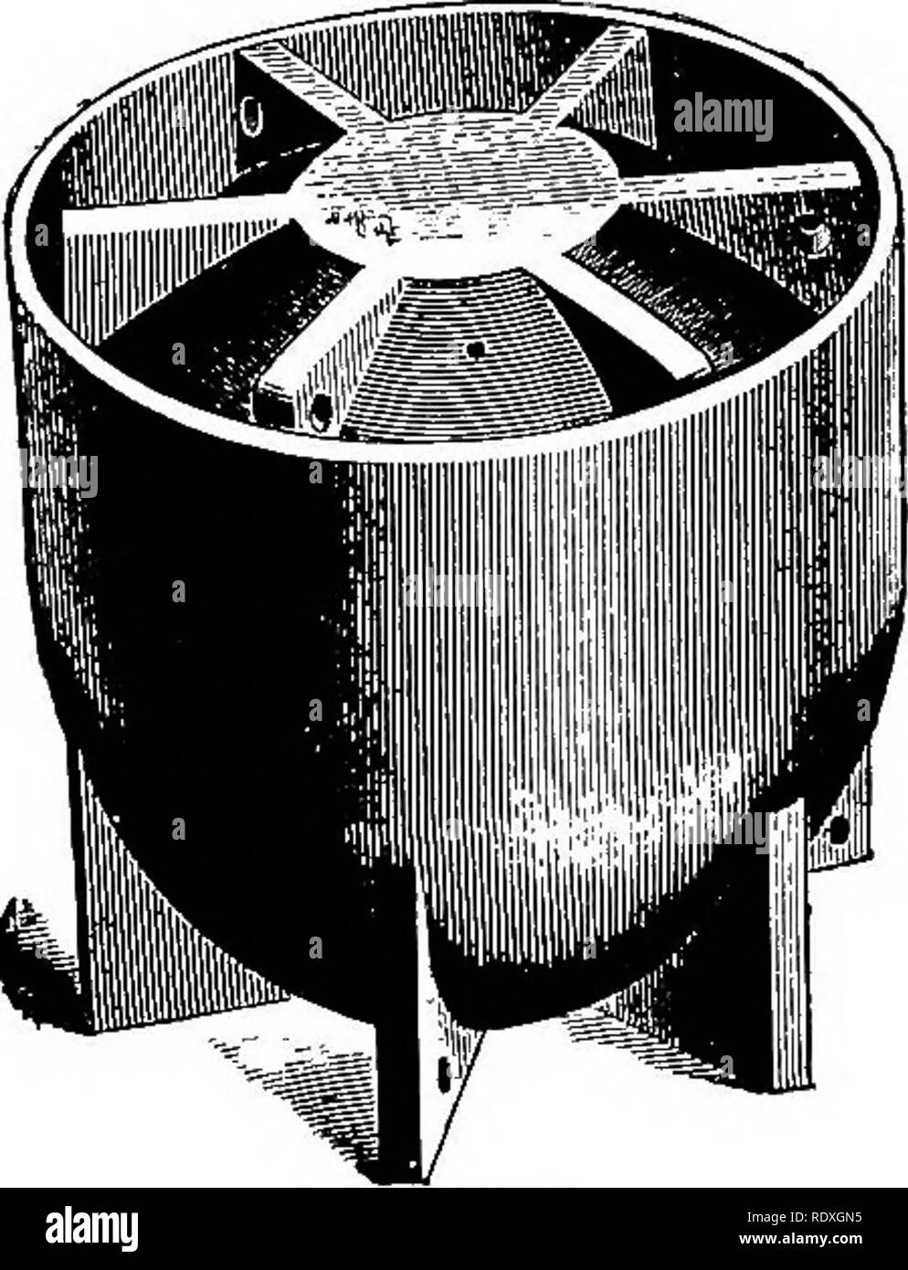 . La fabrication du fromage, cheddar, suisse, la brique, le limbourgeois, Edam, cottage, etc.. Le fromage. Fromage Edam. 181 347. Qualité de lait nécessaire. Comme cela a été expliqué, Edam est vraiment un fromage dans laquelle la fermentation lactique est développé. Puis le lait doit être tel qu'est utilisé pour le Cheddar, et l'acidité doit être déterminée par le test de la présure de la même manière ; en fait, le lait doit être coloré et défini, et le caillé coupé et confirmé de la même manière que pour le Cheddar. Lors d'un huitième de pouce d'acide montre sur le fer à repasser chaud (correspondant à 0,2 p. 100), l'isolat doit être tiré et le caillé brassé gratuitement Banque D'Images