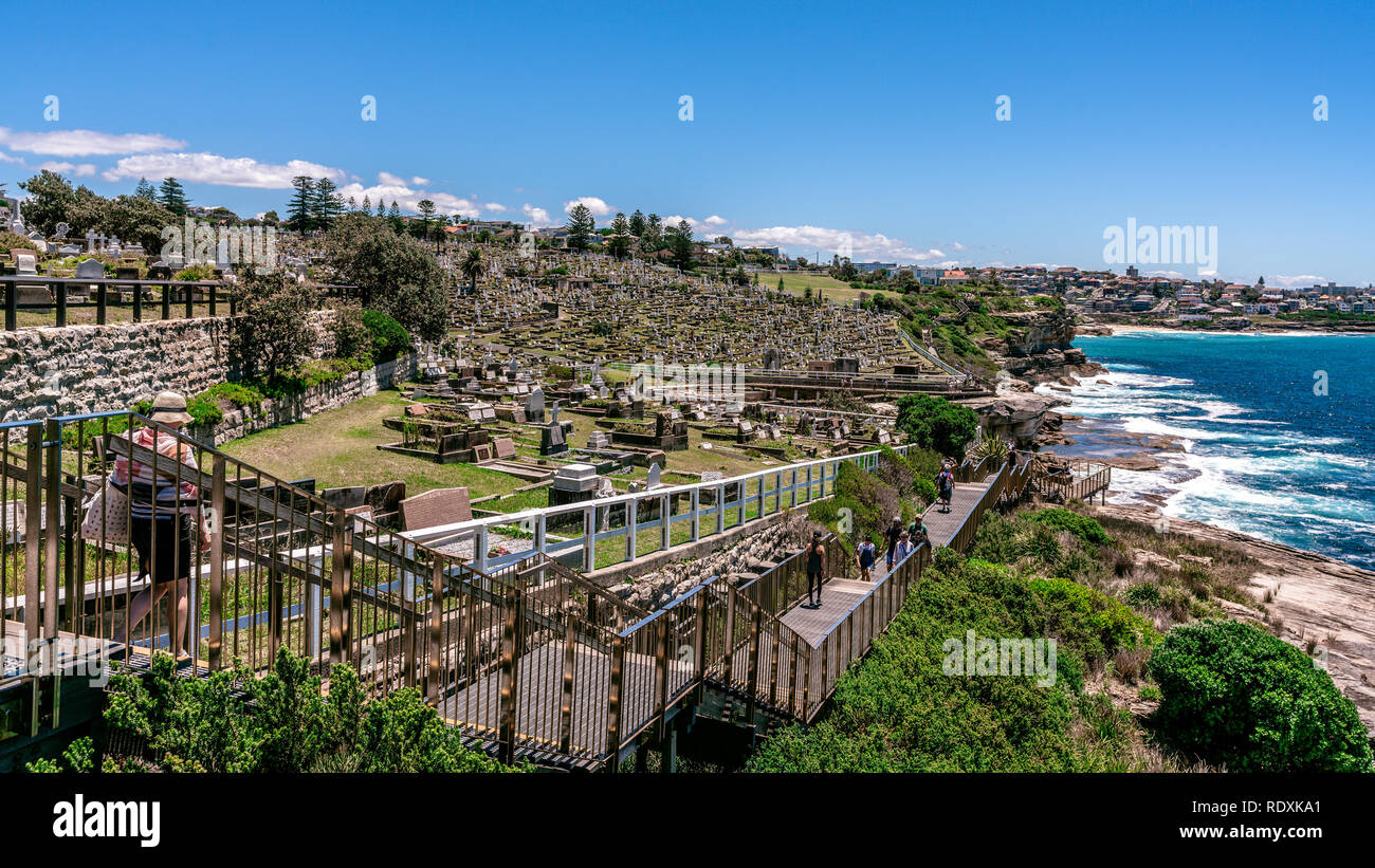 24 décembre 2018, Sydney, Australie : Bondi à Coogee promenade côtière avec les gens et Waverley Station cemetery à Sydney , Australie Banque D'Images