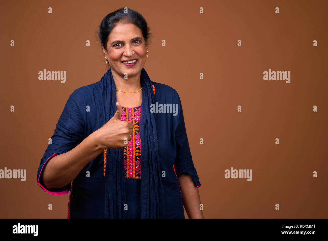 Portrait of happy woman giving thumb up Banque D'Images