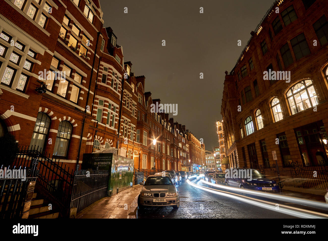 Le trafic de nuit et paysage de rue dans un jour de pluie en Royaume-Uni près de Harrods à Londres, nuit scène urbaine Banque D'Images