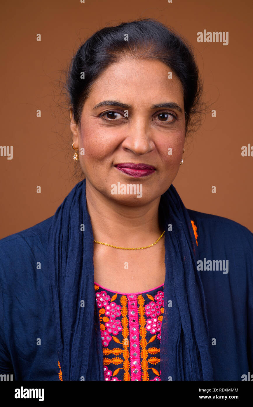 Visage de belle femme indienne contre fond brun Banque D'Images