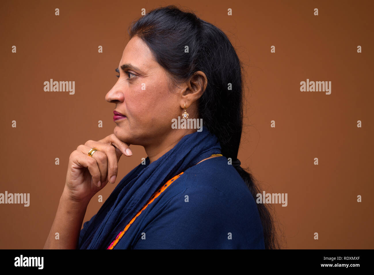 Voir le profil de belle mature woman thinking Banque D'Images