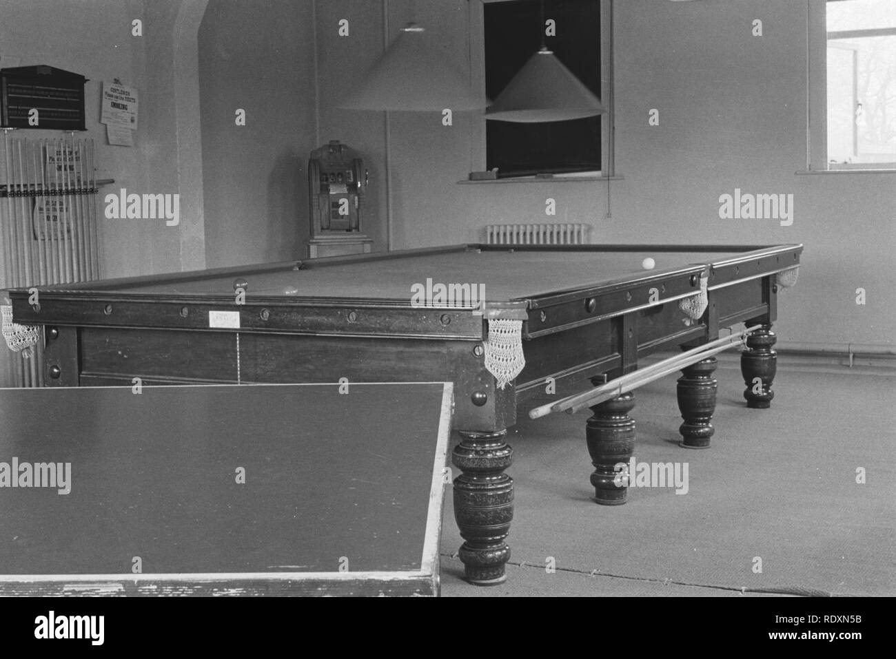 553 de l'armée de l'intérieur dans la salle de billard dans le mess des officiers. Kantine en recr, Bestanddeelnr 934-9423. Banque D'Images