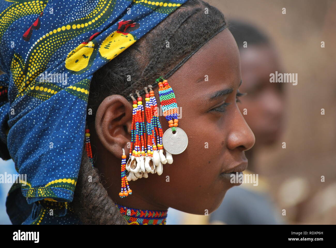 Une jeune femme au Niger, l'Afrique, portant la traditionnelle bijoux en perles des peuls. Banque D'Images