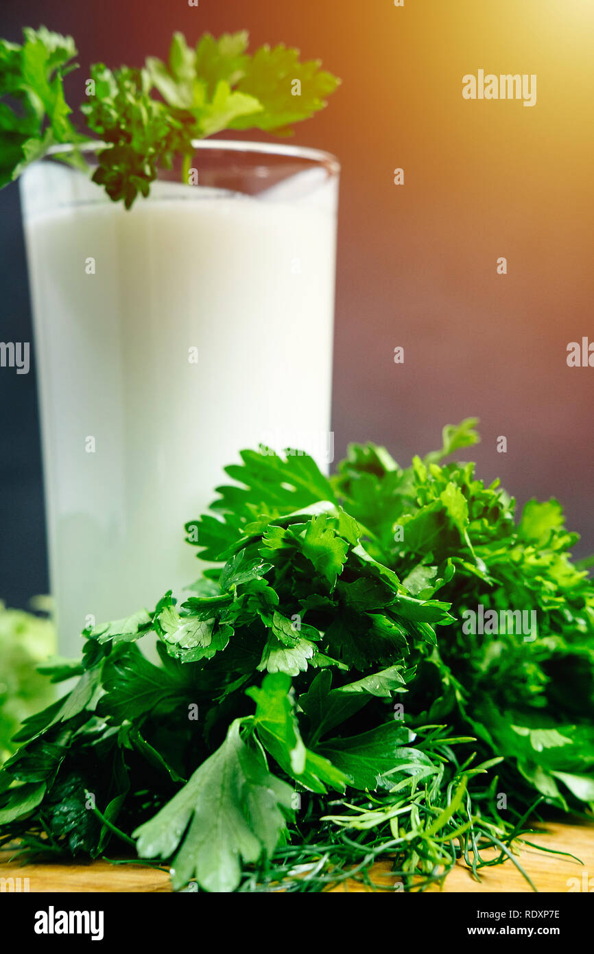 Plaine des yaourts frais avec les herbes de concombre sur fond sombre, froid boisson probiotique laitiers fermentés. Banque D'Images