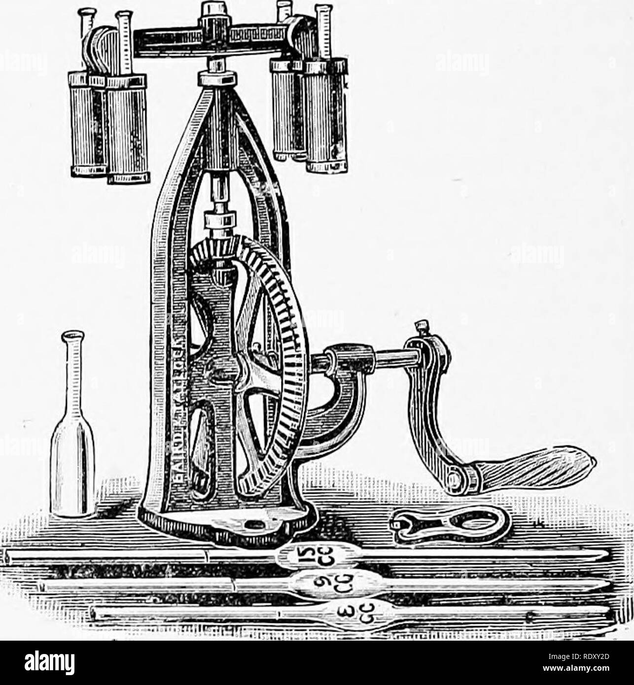 . La chimie des produits laitiers ; un manuel pratique pour les chimistes et d'autres d'avoir le contrôle de laiteries. Chimie agricole ; le lait. 222 LE CONTRÔLE CHIMIQUE L'DAIEY OP. Le metliod a été soumis à une enquête de proximité par l'auteur .et est d'une grande précision. Le Beimling âThis.La machine se compose d'un châssis en fonte- travaux comportant une broche verticale ; sur c'est un petit rouage biseauté- roue, qui engage une plus grande roue biseautée sur un axe horizontal tourné au moyen d'une poignée. Dans les grandes machines, un deuxième ensemble de la fusée et cogs est introduite (Fig. 22). Sur le dessus de la ve Banque D'Images