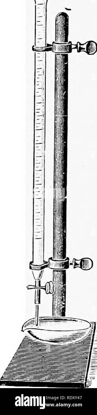 . La chimie des produits laitiers ; un manuel pratique pour les chimistes et d'autres d'avoir le contrôle de laiteries. Chimie agricole ; le lait. 134 L'ANALYSE DE LAIT. est titré par tliis, et le nombre de c.c. utilisée divisée par 10 vous donnera l'acidité en terme d'acide lactique ; cette pratique est, toutefois, d'être obsolète, comme le lait fraîchement tiré a une acidité très distinctes, bien que l'acide lactique est, selon toute probabilité, absent. L'acidité du lait à la phénolphtaléine est dû en partie à la mono- et di-phosphate, et en partie à l'acide carbonique dissous. Le Soxhlet et Henkel ont proposé l'utilisation de soude N normal s Banque D'Images
