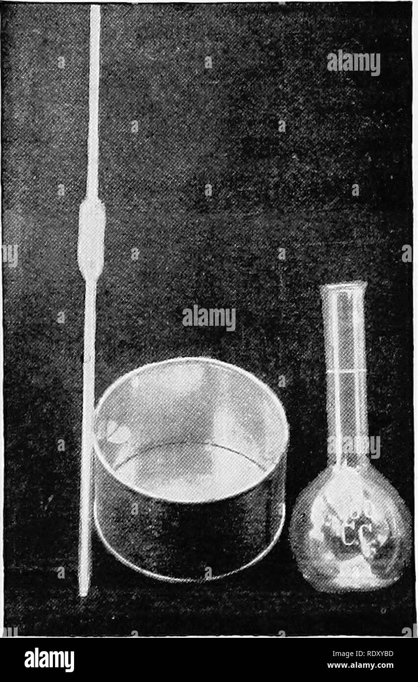 . Le lait et ses produits : un traité sur la nature et les qualités des produits laitiers le lait, et la fabrication de beurre et de fromage . L'industrie laitière. Les tests de présure. 167 Il tente a progressé avant le début du processus, est extrêmement important pour le fromage. À cette fin, plusieurs tests peuvent être appliqués. L'ancien combattant, qui a atteint une compétence par la manip- ulation, peut dire avec un certain degré de précision, grâce à l'odorat et le goût la quantité d'acide lactique présent dans son lait, mais ce n'est pas un guide sûr pour ceux qui sont inexpe- rienced, ou ceux qui s'attendent à faire un uniforme Banque D'Images