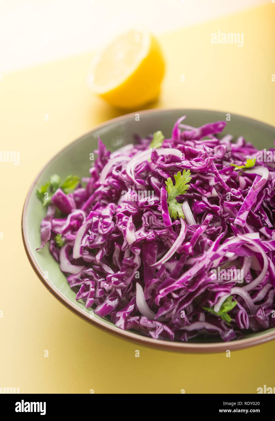 Salade de chou rouge nutritif servi dans un bol avec du citron les salaires. Banque D'Images