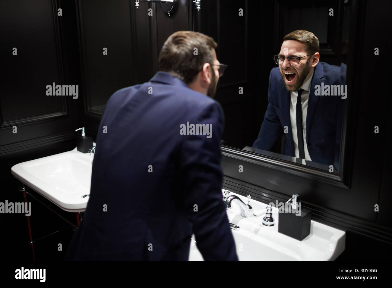 Screaming in front of mirror Banque D'Images