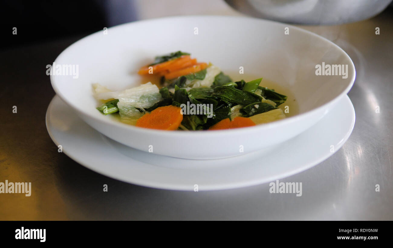 La soupe aux légumes cay dans un bol. soupe asiatique traditionnel cap cay Banque D'Images