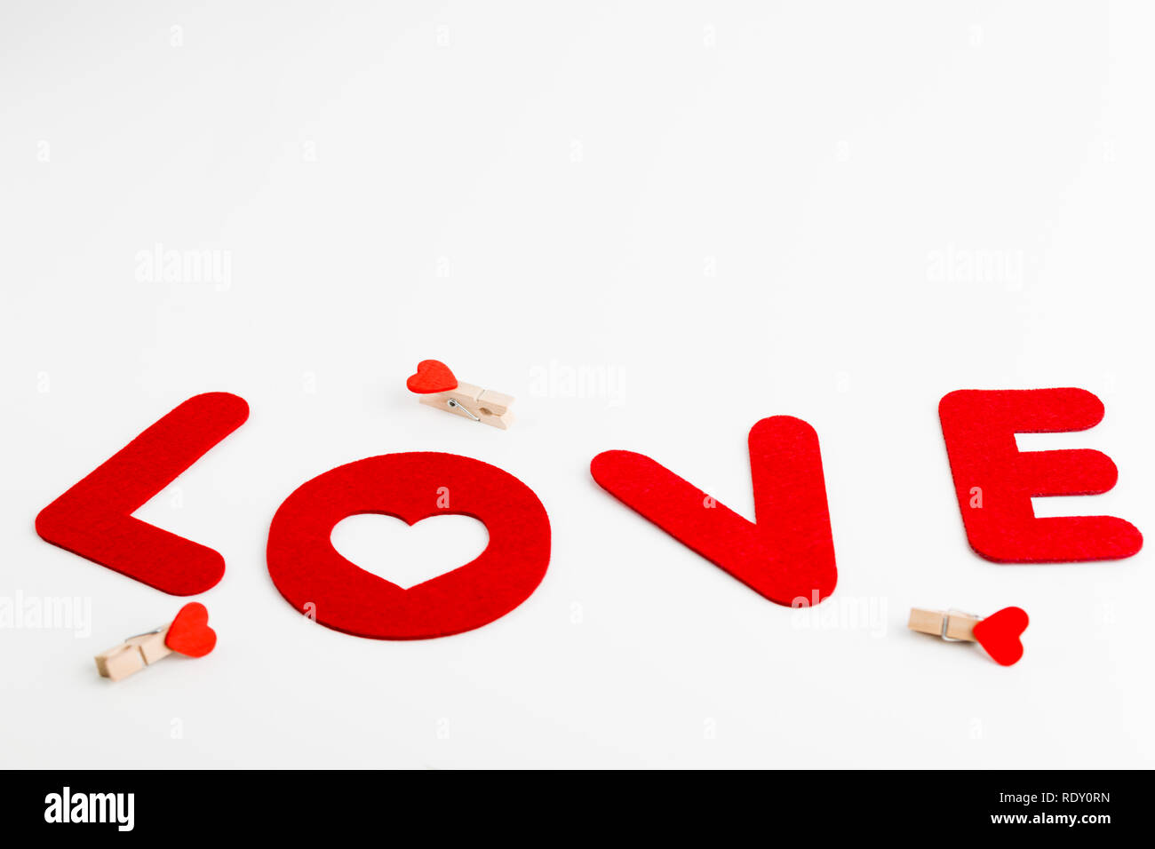 Le mot amour avec un chiffon blanc. Le jour de la Saint-Valentin. Banque D'Images