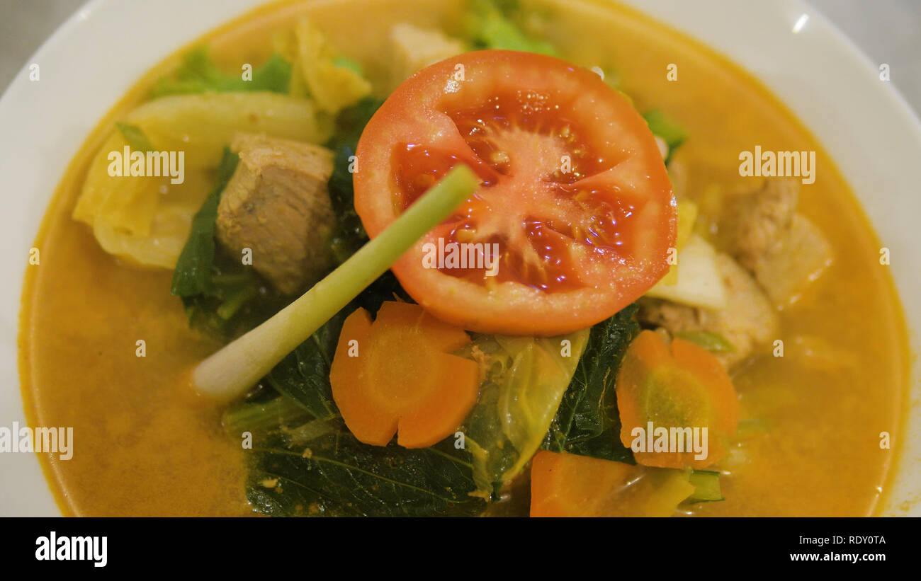 La soupe aux légumes cay dans un bol. soupe asiatique traditionnel cap cay Banque D'Images
