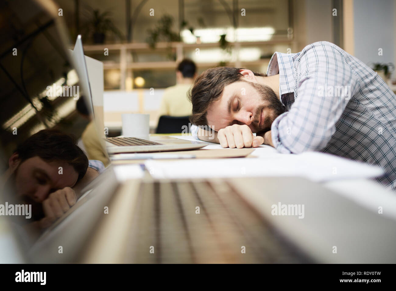 Dormir au travail Banque D'Images