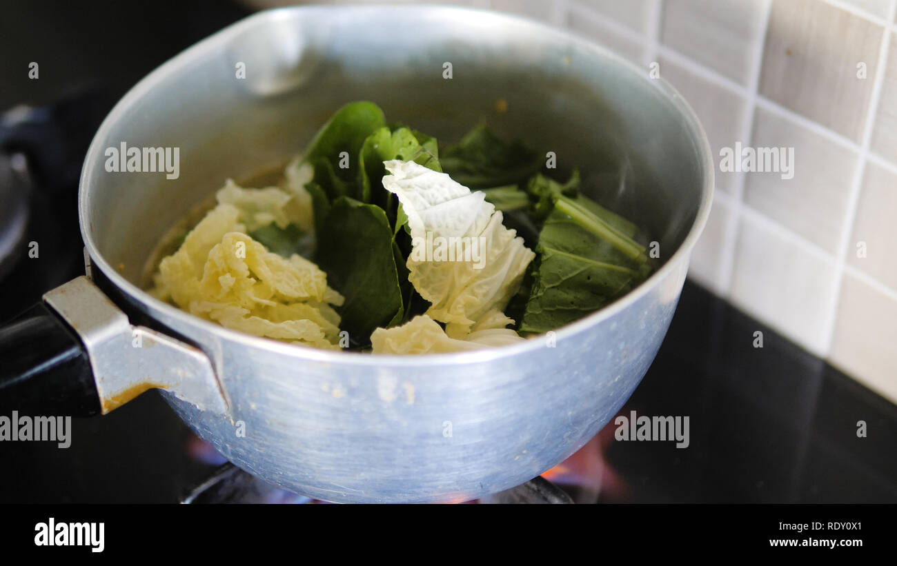 Soupe aux légumes de cuisson et cuire les légumes dans une casserole Banque D'Images