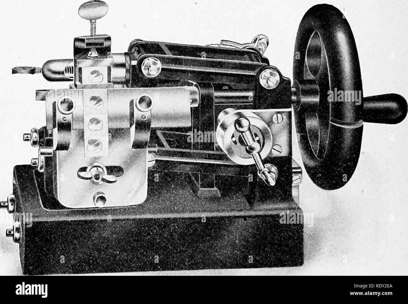 . Le microscope : une introduction aux méthodes microscopiques et à l'histologie. Les microscopes. 2g6 Méthode de paraffine il va. X Le bord de la paraffine se réunit comme dans carrément rabotage. L'épaisseur de la section est prévu dans le microtome automatique par l'indicateur qui peut être définie pour toute épaisseur désirée, ou l'on peut mettre en place la vis à la main dans la table microtome. (Fig. 229). La paraffine et ses contenus sont des tissus coupés en une fine le rasage. Si le tissu est teint avec toto-éosine comme suggéré dans l'article 440 A, il est jalonné de grande pureté dans le contenant de la paraffine. Comme l'article suivant Banque D'Images