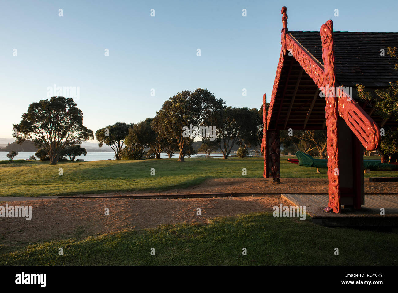 Le Waka (canoë) chambre détient plusieurs pirogues de guerre de cérémonie (waka taua) y compris les plus grands, un Ngatokimatawhaorua. Le site du Traité de Waitangi est t Banque D'Images Le Waka (canoë) chambre détient plusieurs pirogues de guerre de cérémonie (waka taua) y compris les plus grands, un Ngatokimatawhaorua. Le site du Traité de Waitangi est t Banque D'Images