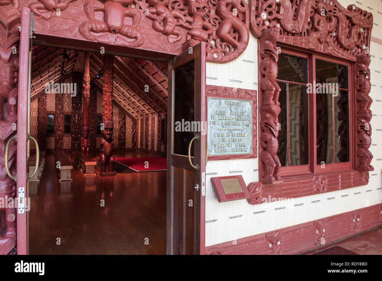 Te Whare Rūnanga (la chambre d'assemblée). Le site du Traité de Waitangi est l'endroit où les chefs maoris ont signé leur premier accord avec la Couronne britannique Banque D'Images