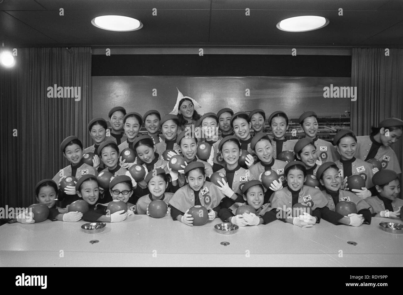 Op français arriveren ivm Schiphol optreden voor Unicef petits anges de cor, Bestanddeelnr 926-0980. Banque D'Images