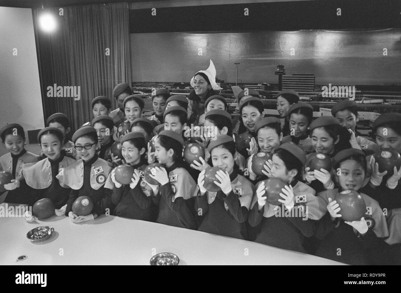 Op français arriveren ivm Schiphol optreden voor Unicef petits anges de cor, Bestanddeelnr 926-0986. Banque D'Images