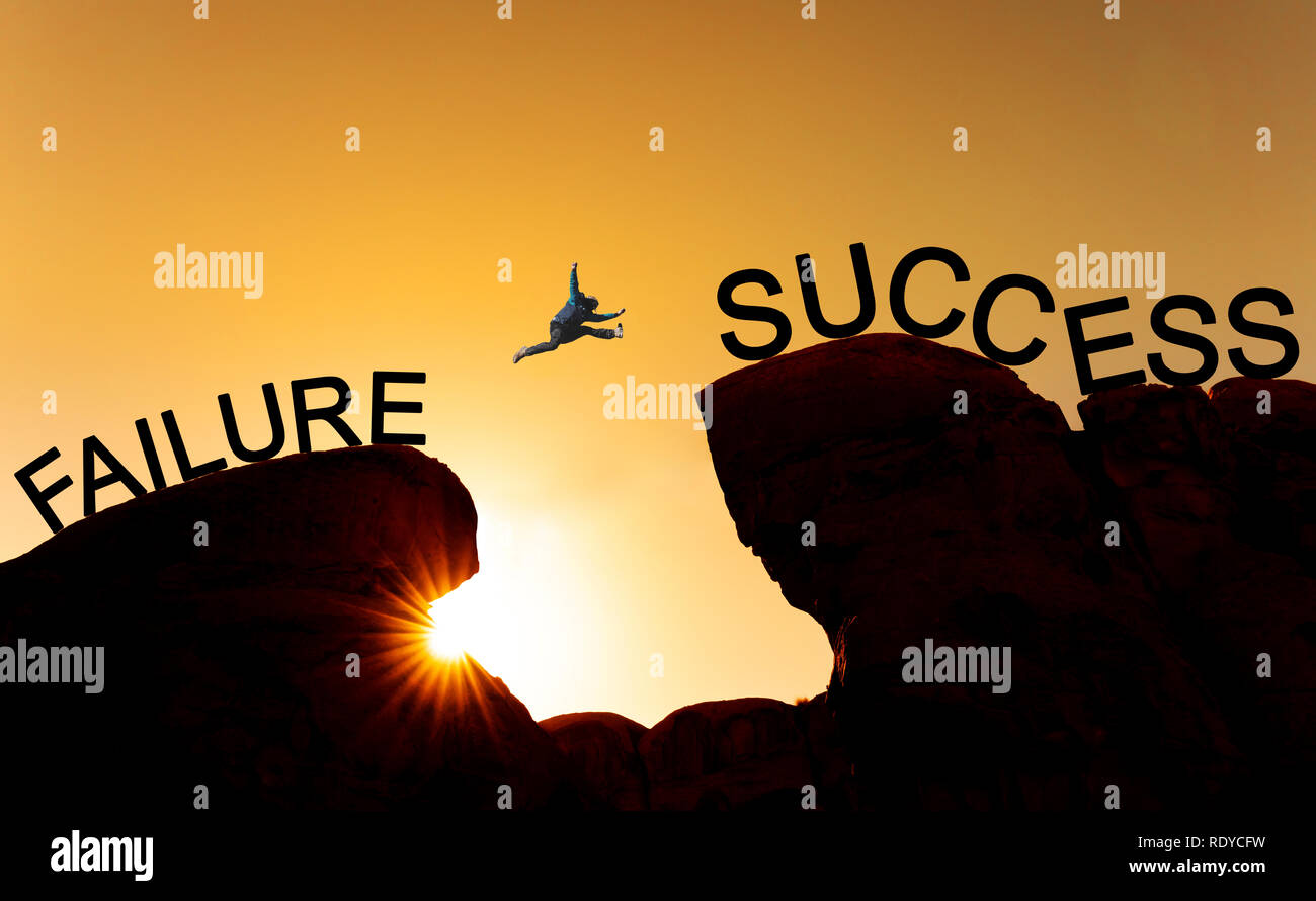 Silhouette d'un homme sautant au dessus du gouffre de l'échec de la réussite.La réussite de l'entreprise, défi, réalisation et concept de leadership Banque D'Images