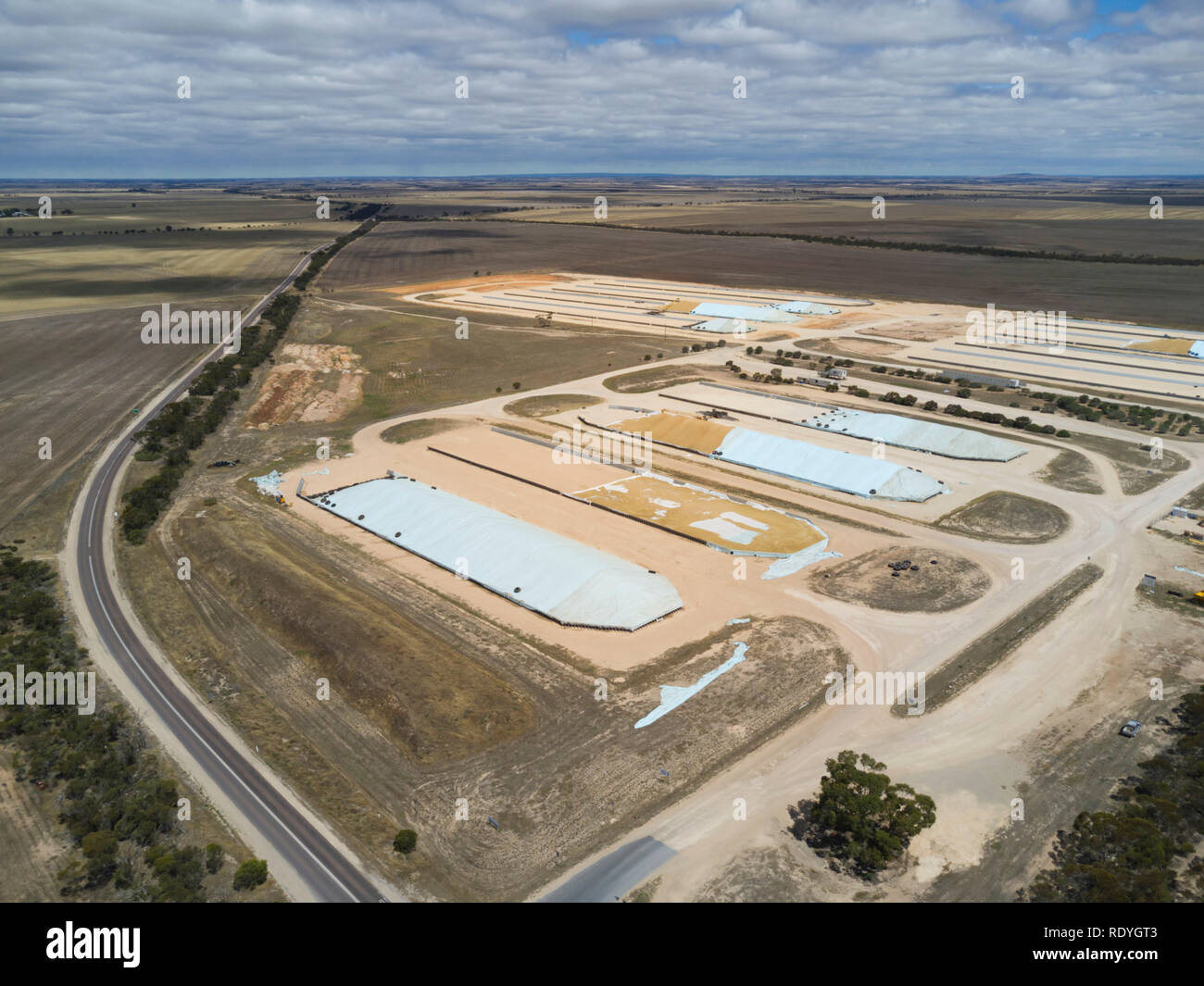 De l'antenne du blé stocké en utilisant le système de soute qui permet au déchargement rapide des grains de verrouillage roadtrains Eyre péninsule Sud de l'Australie Banque D'Images