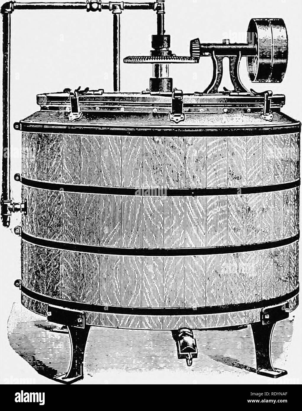 . Principes et pratiques de beurre de décisions ; un traité sur les propriétés chimiques et physiques du lait et de ses composants, le traitement du lait et de la crème, et la fabrication de beurre en découlent. Le beurre, le lait. M CREA-MATURATION. 193, avant de produire le beurre avec une bonne conservation il devient essentiel d'exclure ou de supprimer tous les microbes qui se détériorent le beurre. Il n'est pas de si grande importance pour exclure les germes qui ne blesse pas le quahty maintenant de beurre. Les germes qui produisent de l'acide lactique ne provoquent pas de détérioration directe cf le beurre. Cela a été démontré par Jensen.* Quand la crème a bee Banque D'Images