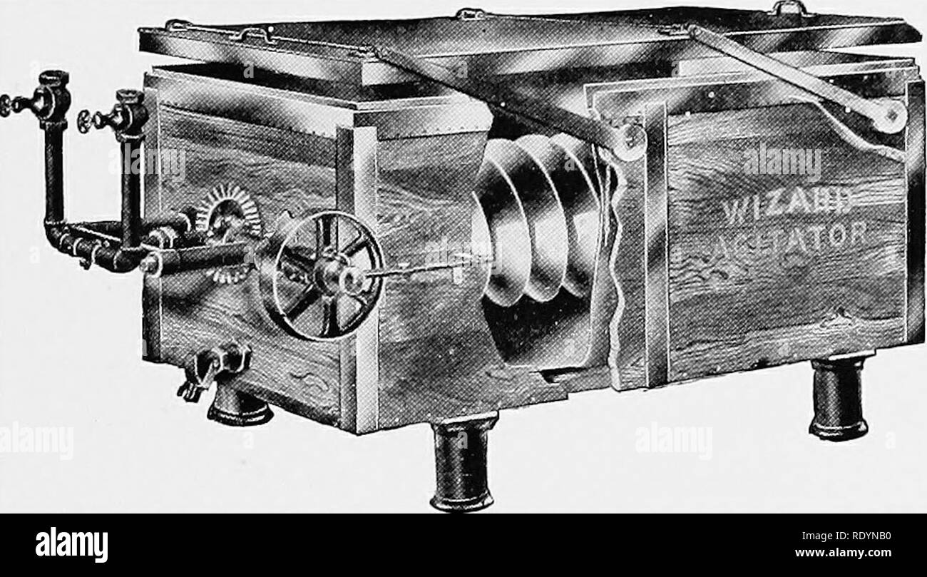. Principes et pratiques de beurre de décisions ; un traité sur les propriétés chimiques et physiques du lait et de ses composants, le traitement du lait et de la crème, et la fabrication de beurre en découlent. Le beurre, le lait. La maturation de la crème. 189 élaborés au cours de la maturation de la crème peut être produite par une variété de bactéries productrices d'acide. Il affirme que de l'espèce la plus commune a essayé le lait aigre-bactérie organisme {- lac tarii) a donné les résultats les plus satisfaisants qu'une culture pour mûrir la crème- tion. Storch, qui a étudié cette question peut-être plus que les autres, maintient que les microbes produisant une lactique Banque D'Images