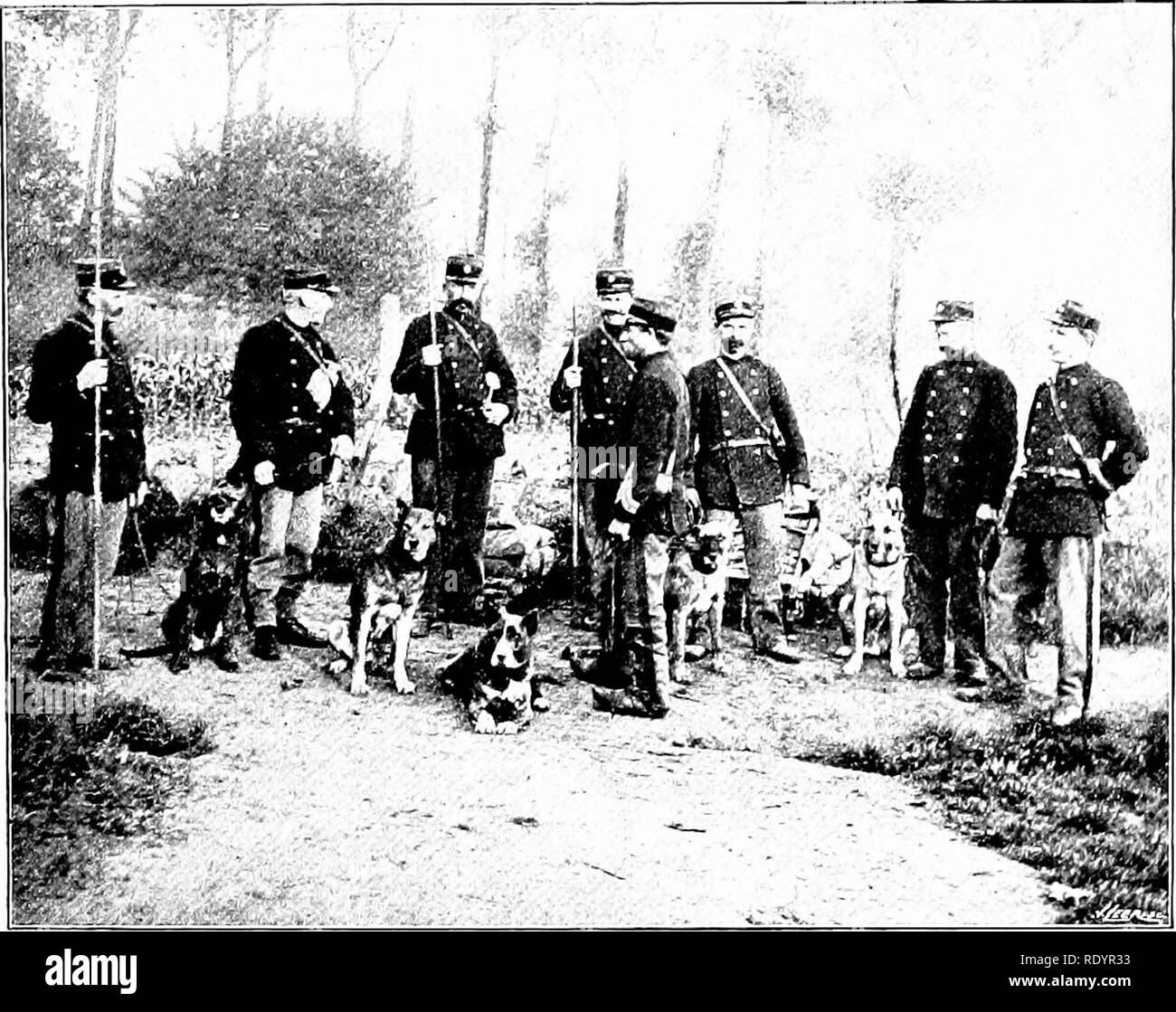 . Nos animaux domestiques, leurs habitudes, l'intelligence et l'utilité ; tr. de l'anglais du SMO. De Voogt, par Katharine P. Wormeley ;. Animaux domestiques. 62 nos animaux domestiques, les personnes qui n'ont pas bientôt apprendre leurs leçons par coeur. Ainsi, par exemple, on peut enseigner un simple chien domestique de ne pas prendre de. Clsto^ukiusi Offickrs TiiiaR-, et Dnc, la main gauche en lui offrant un certain nombre de fois quelque chose dans une cuillère tenue entre le pouce et l'index de cette main, puis sur lui sur le nez avec l'autre extrémité de la cuillère lorsqu'il essaie de prendre ce qui est dans lui. Si on répète le Banque D'Images