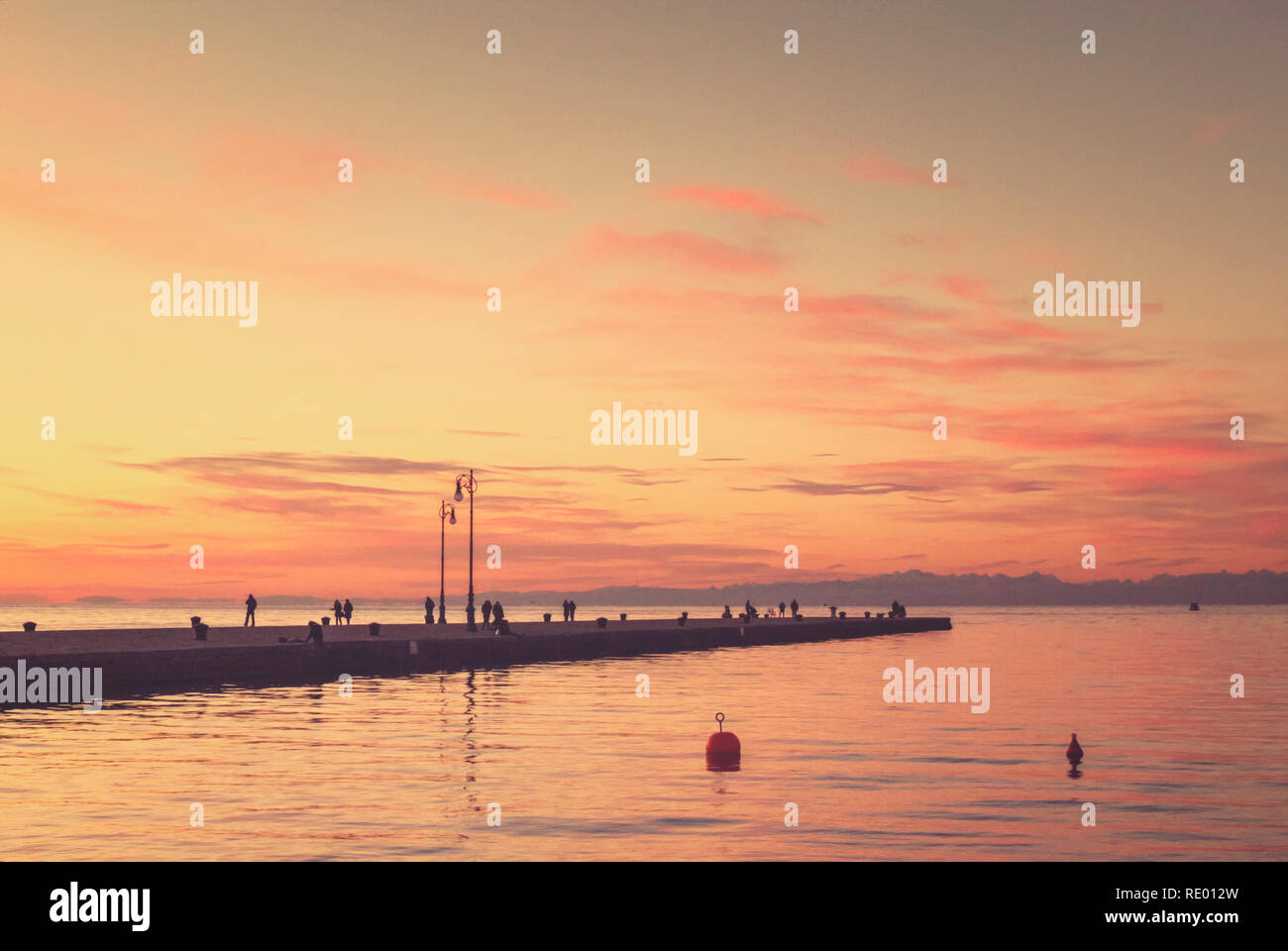 Trieste. Coucher de soleil sur le Molo Audace. Banque D'Images