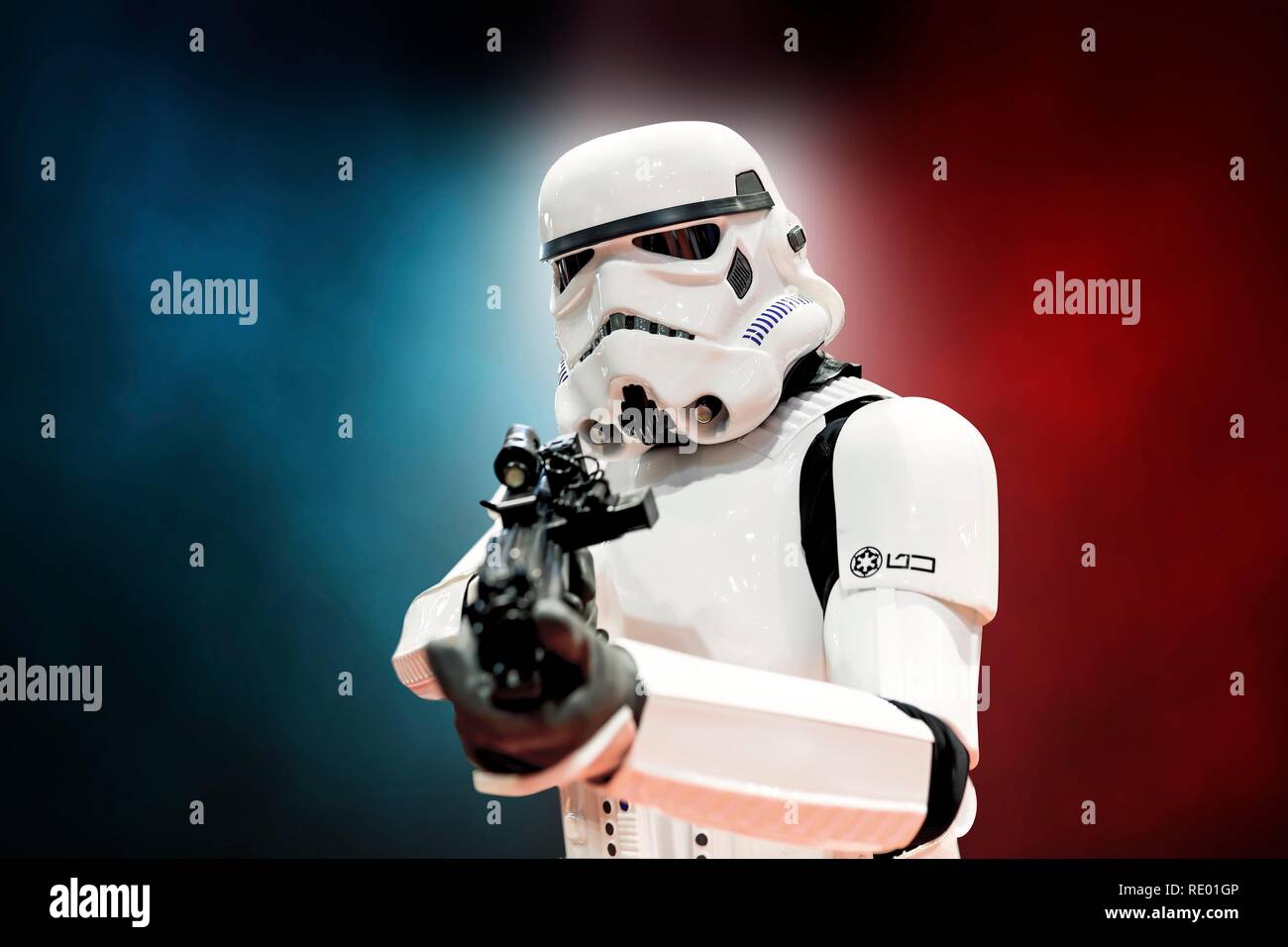 Birmingham, UK - le 17 mars 2018. Cosplayeur vêtu d'un costume de Storm Trooper films Star Wars dans un comic con à Birmingham (Royaume-Uni), pointant une arme à feu Banque D'Images