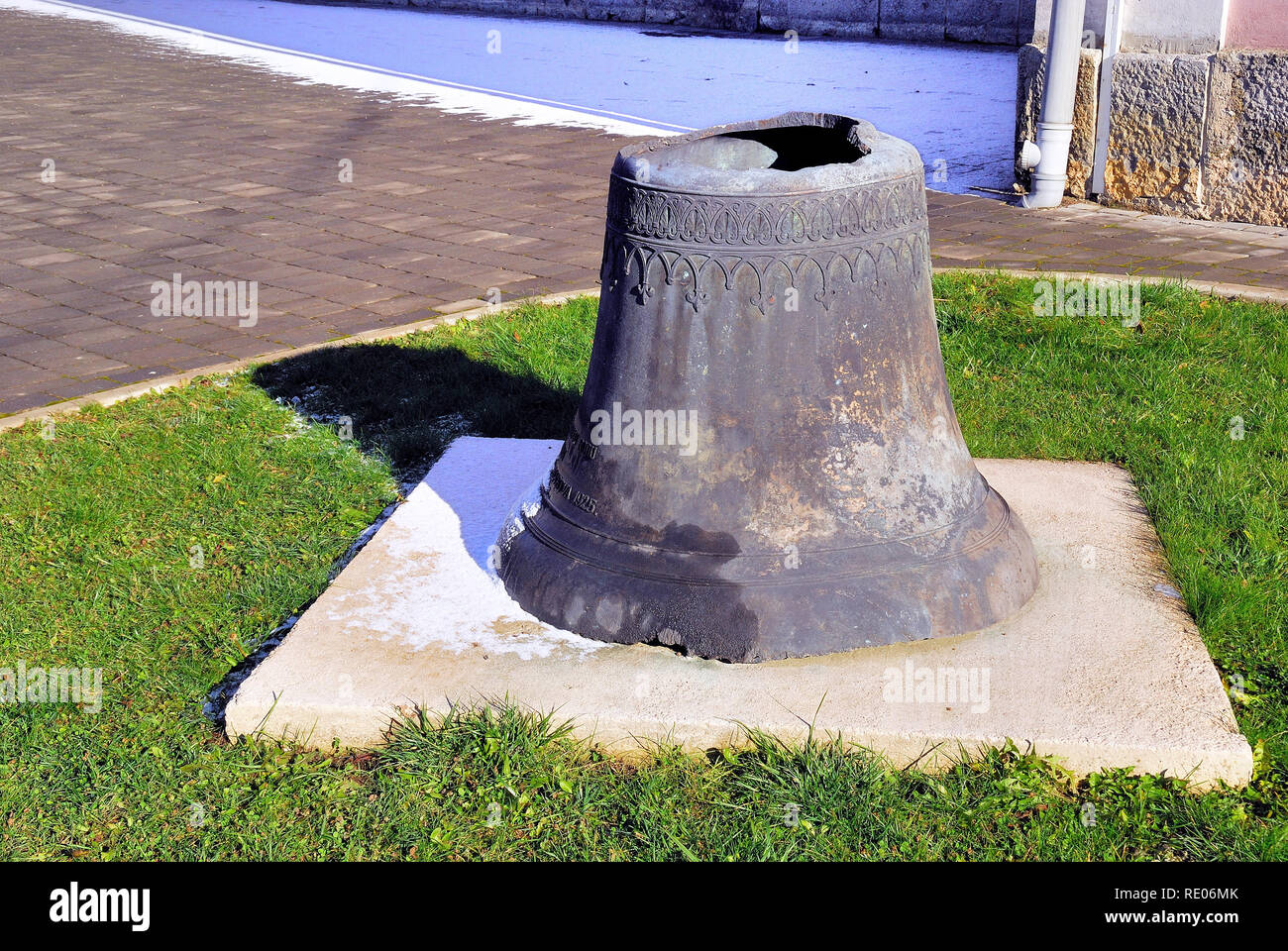 Otocac, Croatie. La cloche de l'église de la Sainte Trinité. Il a été frappé en bas de l'artillerie de l'Armée populaire yougoslave le 15 septembre 1991 pendant les guerres de Yougoslavie. Banque D'Images