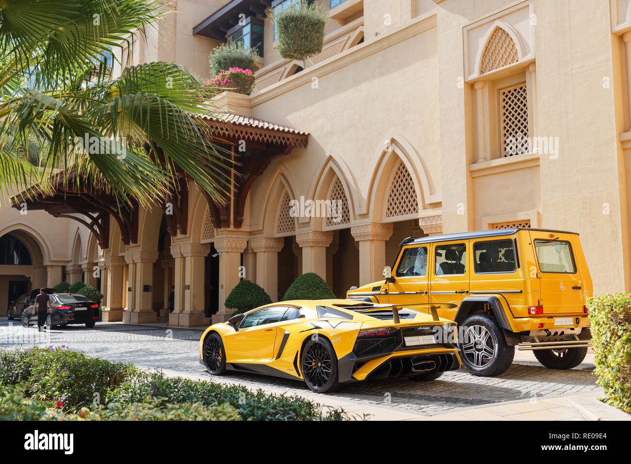 Dubaï, Émirats arabes unis - janvier 08, 2019 : jaune supercar de luxe  Lamborghini Aventador Roadster et Gelandewagen à Dubaï Photo Stock - Alamy