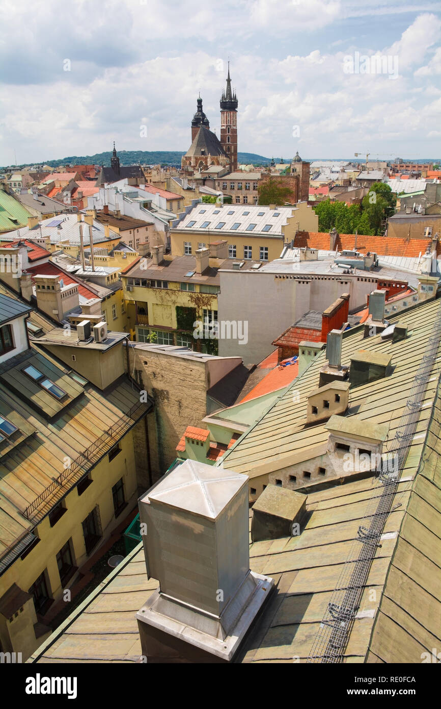 Vue sur les toits de la vieille ville de Cracovie en Pologne. La basilique Sainte-Marie peut être vu dans l'arrière-plan Banque D'Images