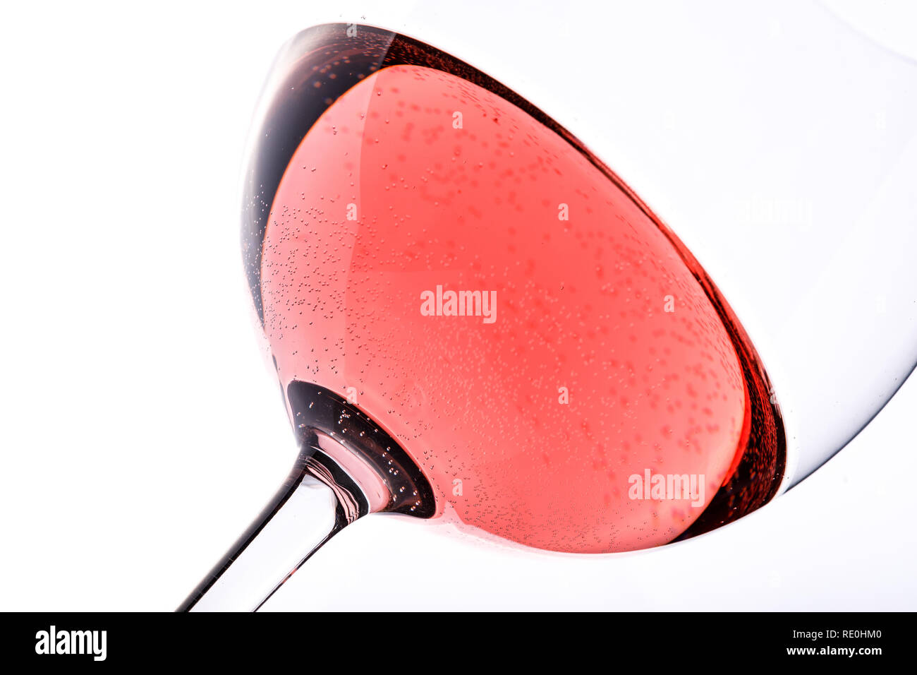 Vin rose en verre isolé sur fond blanc - couleur de l'année 2019, 16-1546 Banque D'Images