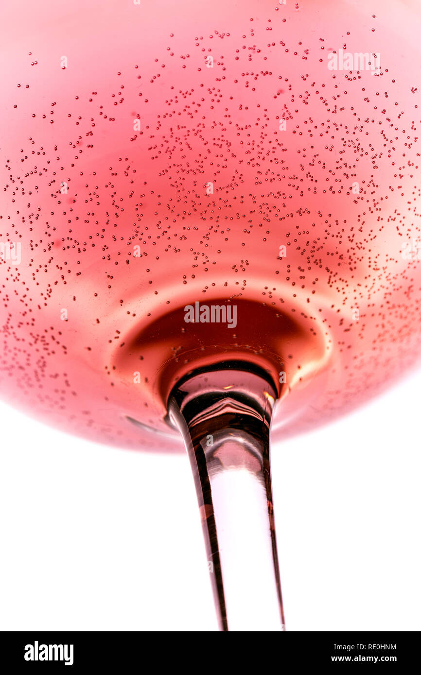 Vin rose en verre isolé sur fond blanc - couleur de l'année 2019, 16-1546 Banque D'Images