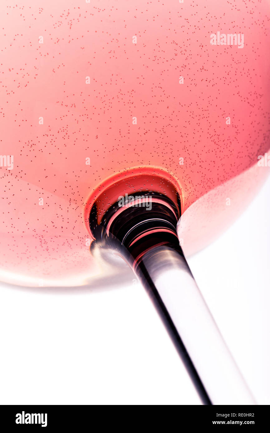 Vin rose en verre isolé sur fond blanc - couleur de l'année 2019, 16-1546 Banque D'Images