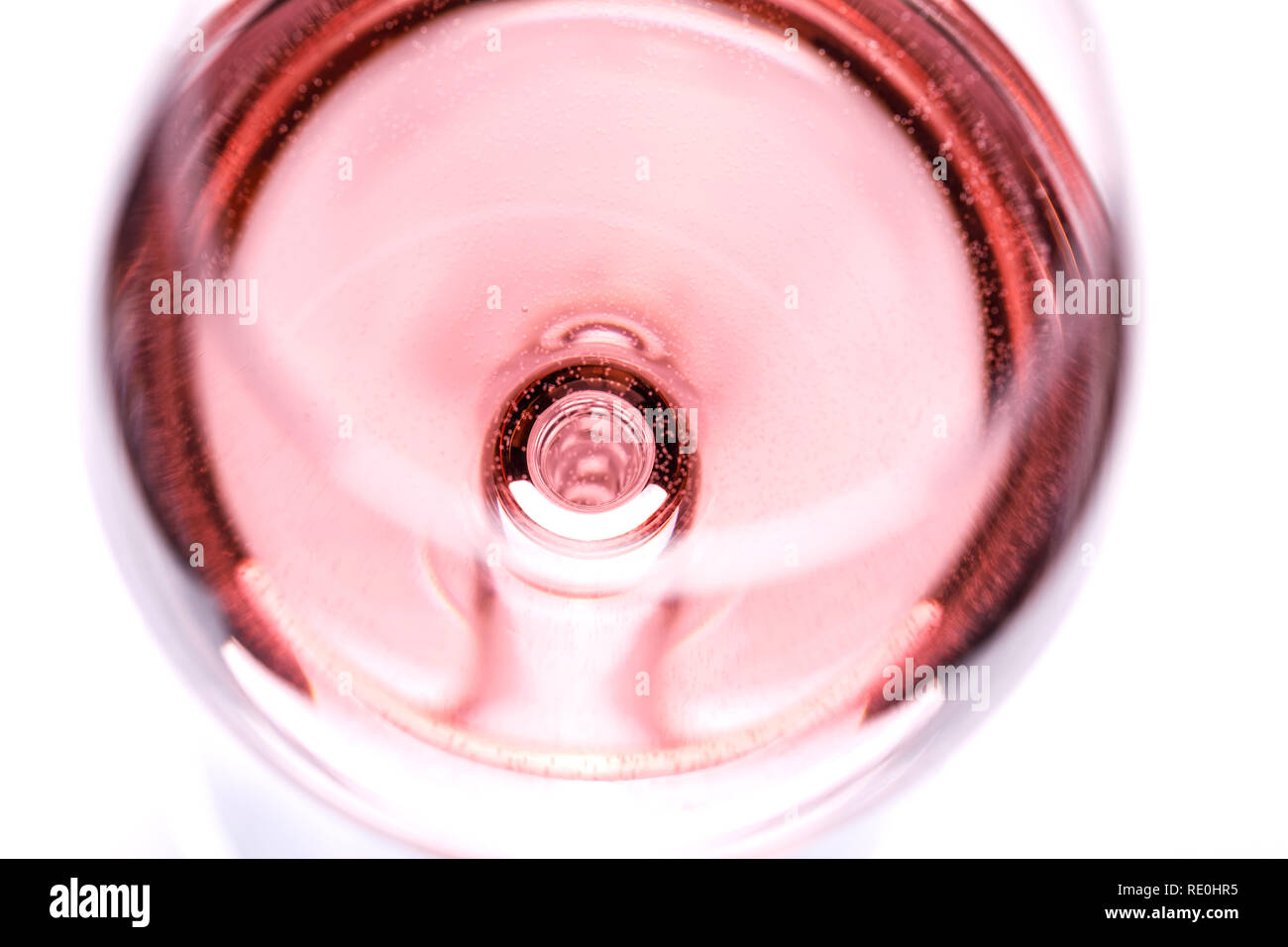 Vin rose en verre isolé sur fond blanc - couleur de l'année 2019, 16-1546 Banque D'Images