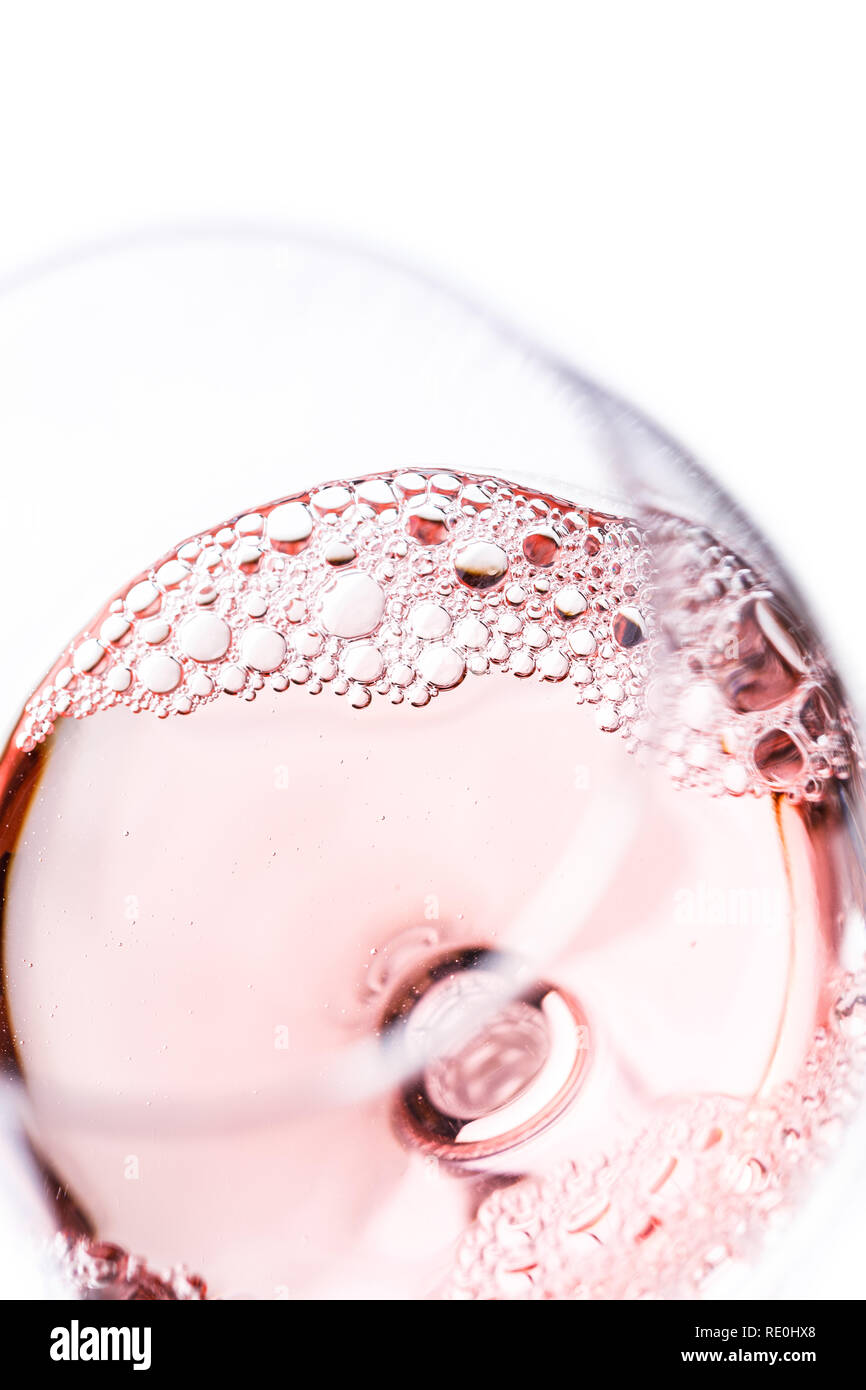 Vin rose en verre isolé sur fond blanc - couleur de l'année 2019, 16-1546 Banque D'Images
