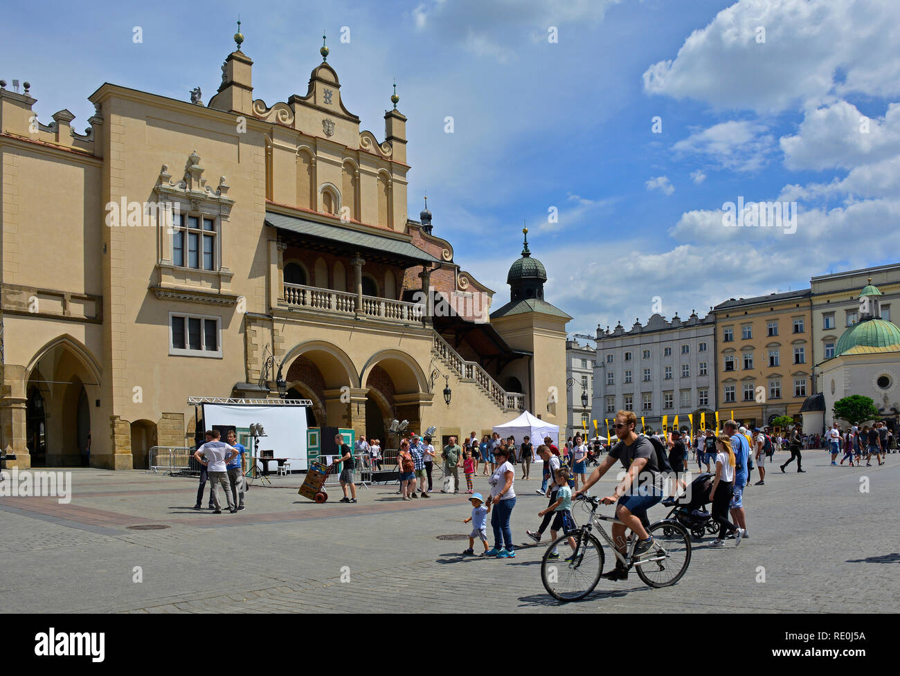 Cracovie, Pologne - 8 juillet 2018. Les touristes à pied autour de la place Rynek Glowny historique dans la vieille ville de Cracovie Banque D'Images