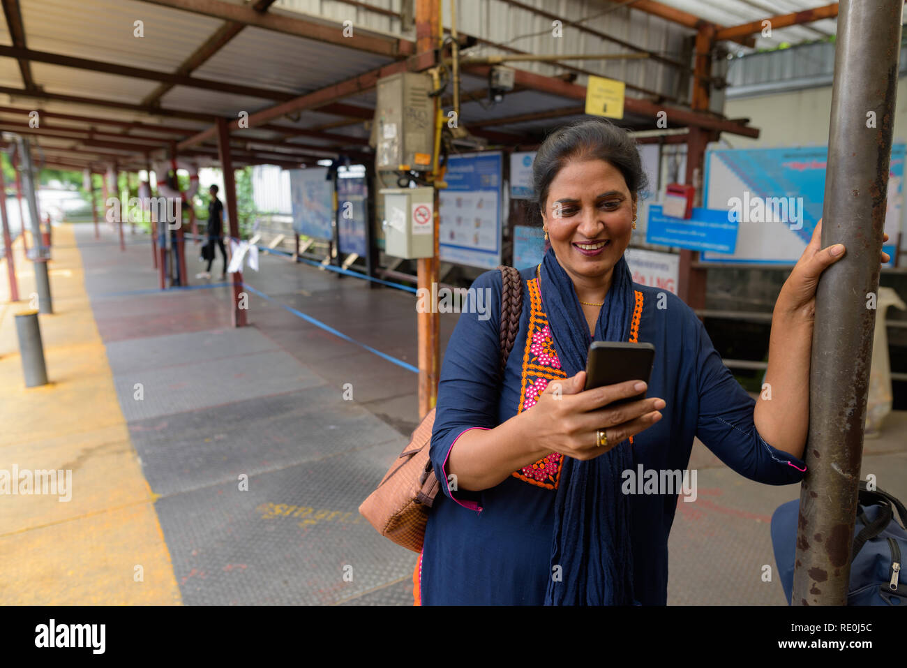 Femme indienne à l'aide de téléphone au canal boat station à Bangkok en Thaïlande Banque D'Images