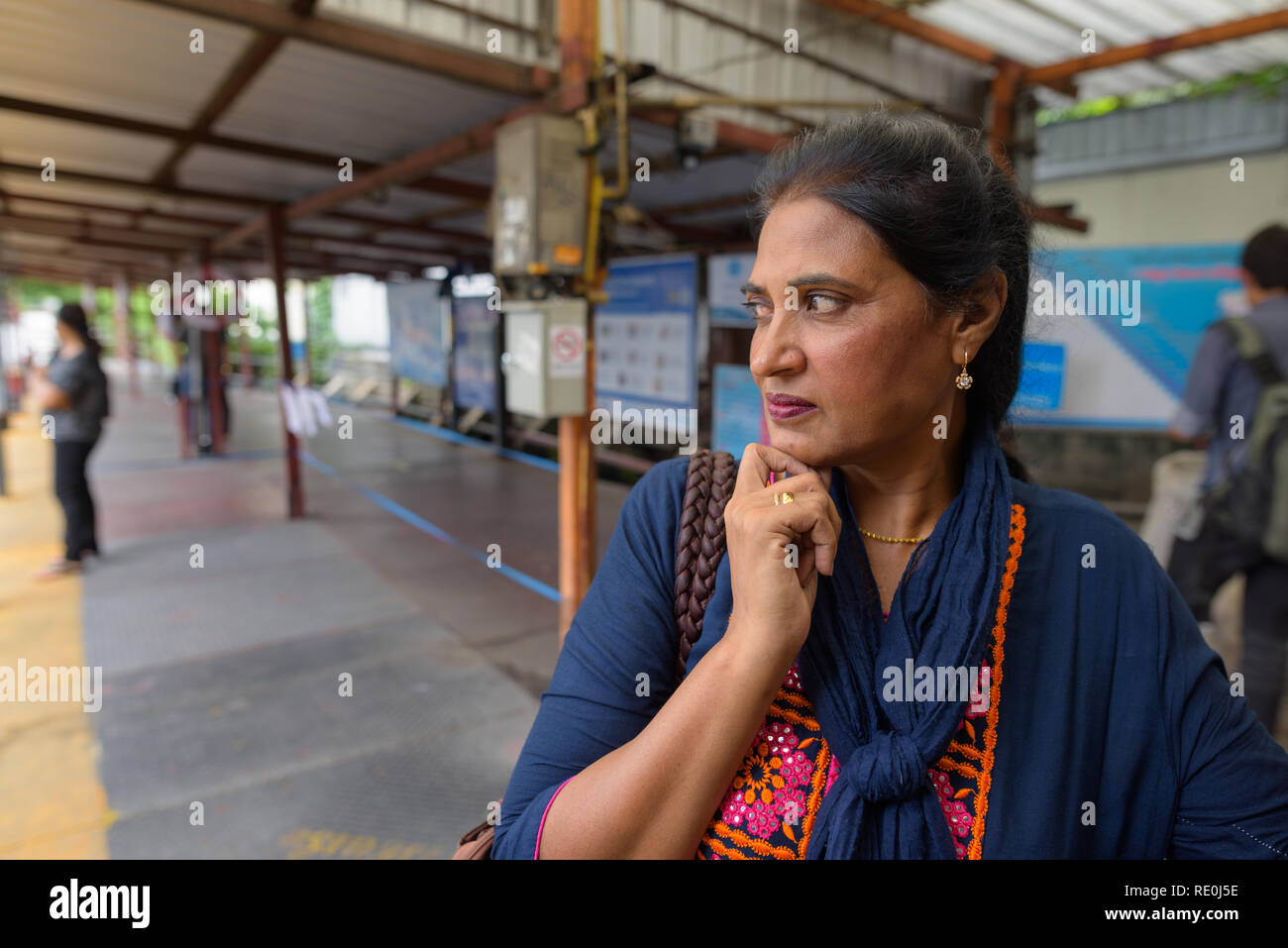 Femme indienne à canal boat station à Bangkok en Thaïlande Banque D'Images