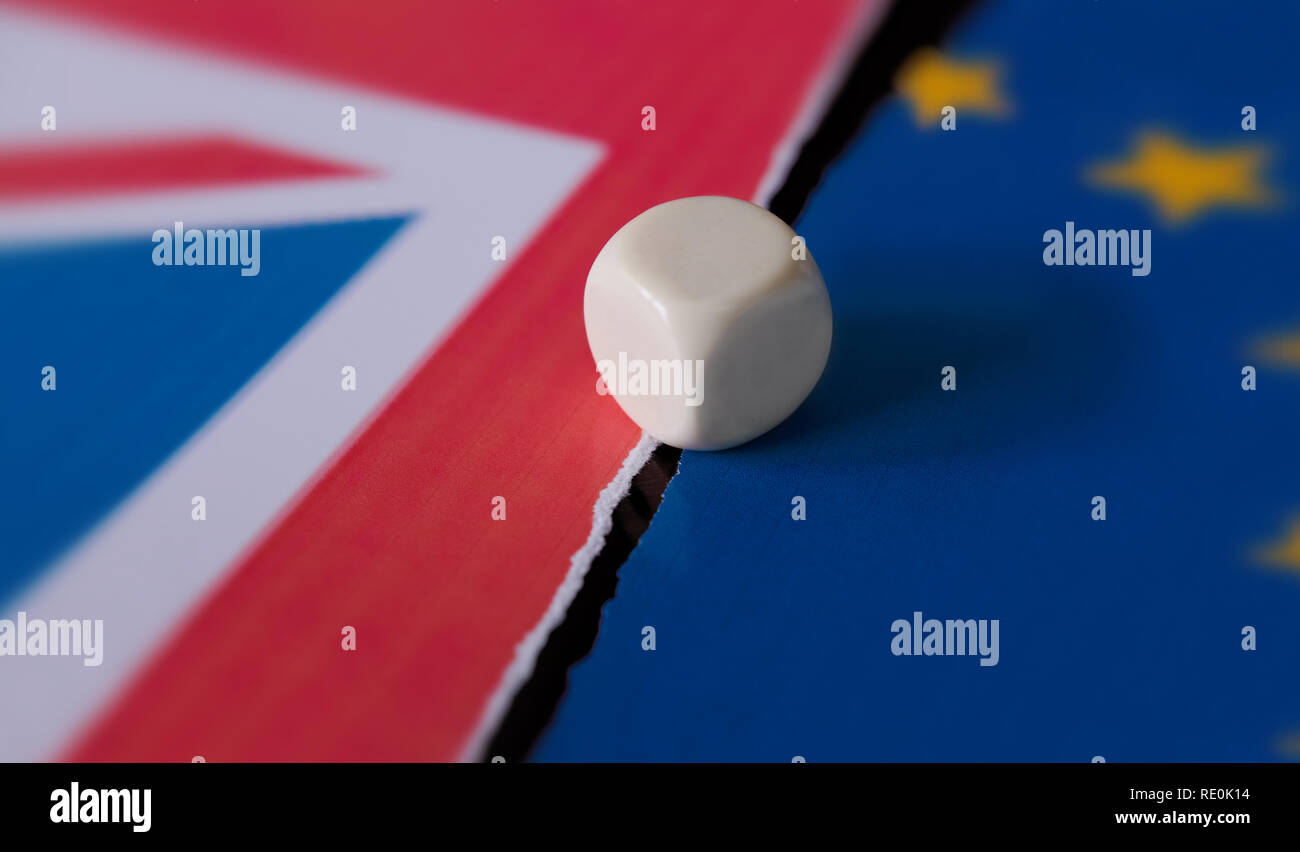 Un premier montage entre le Royaume-Uni et symboles de l'UE. Sur la surface, entre les deux drapeaux il y a un dé qui affiche trois côtés en blanc. Copier-espace. Banque D'Images