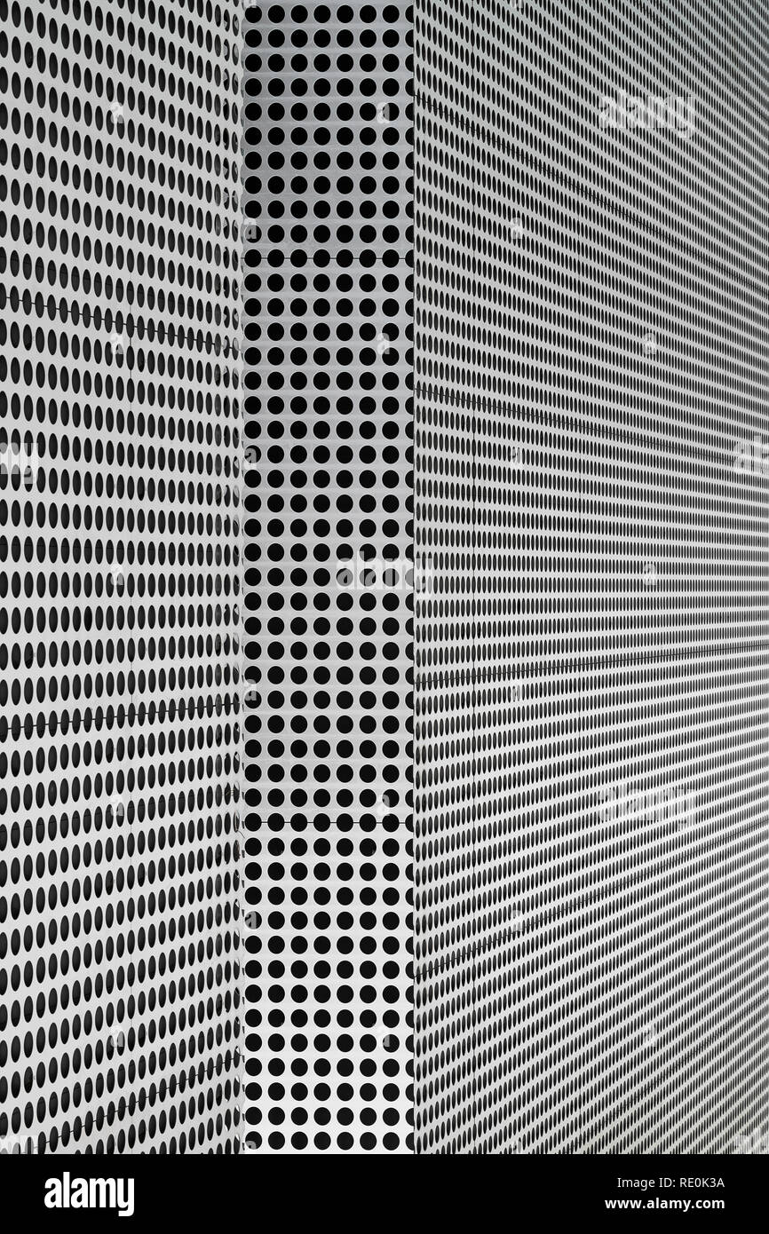 Résumé des points noirs sur la surface métallique du plafond à l'extérieur du Musée d'art de Tampa, Floride Banque D'Images