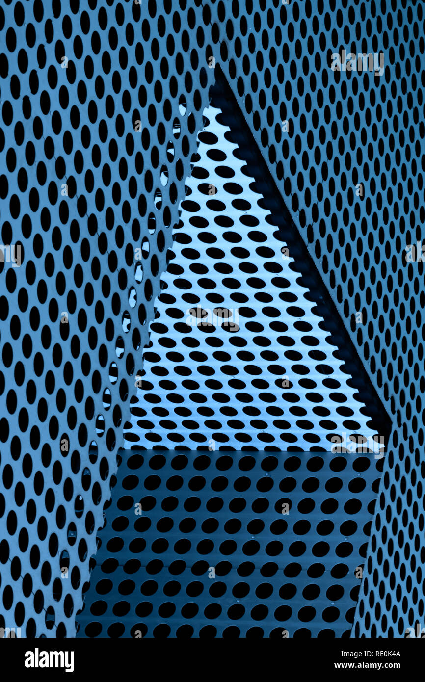 Résumé des points noirs sur la surface métallique du plafond à l'extérieur du Musée d'art de Tampa, Floride Banque D'Images
