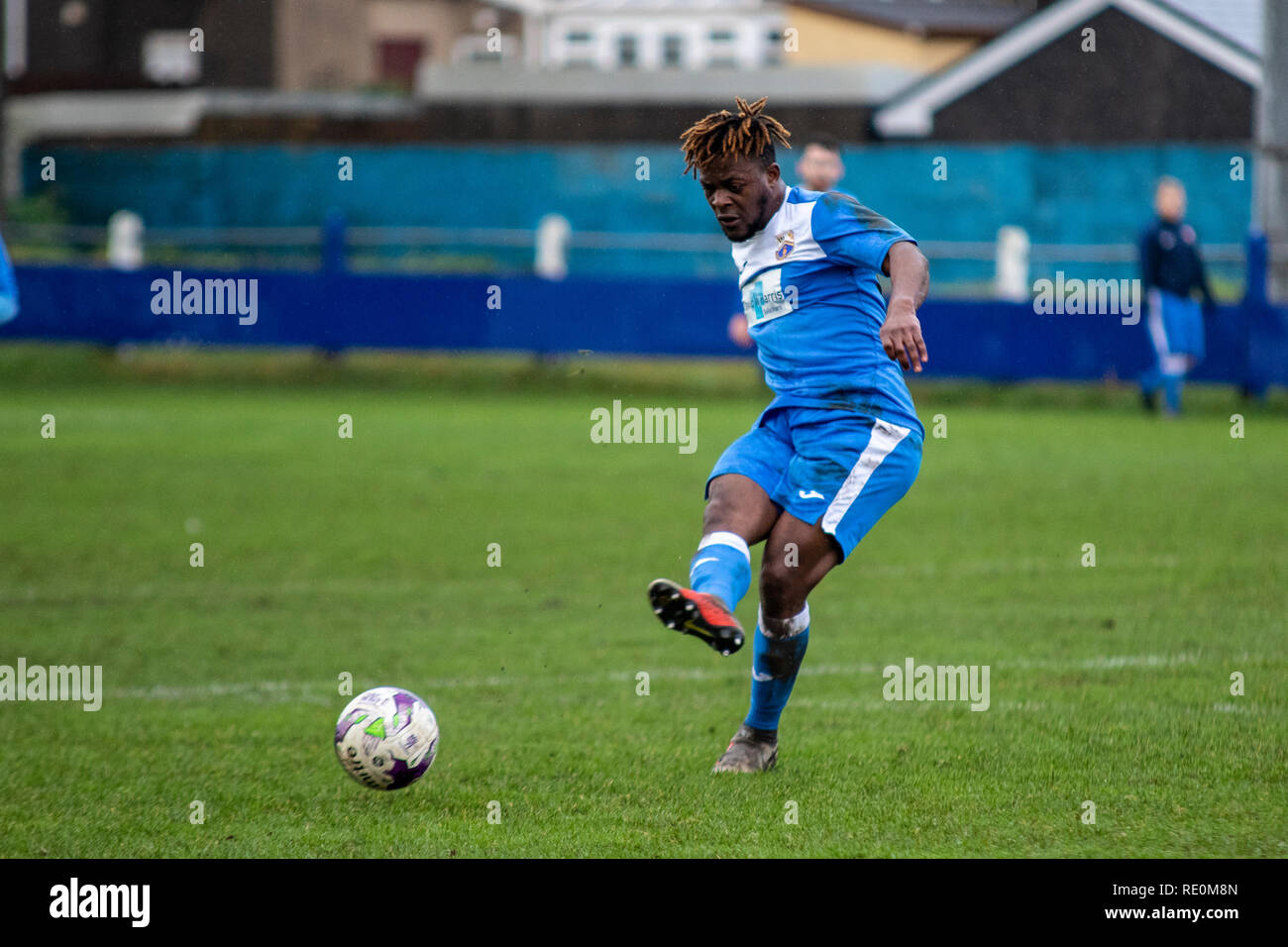 Port Talbot Town's Jandir Zola en action contre les rivaux dans Llansawel Briton Ferry LMF1 à Victoria Road. Lewis Mitchell/PTT. Banque D'Images