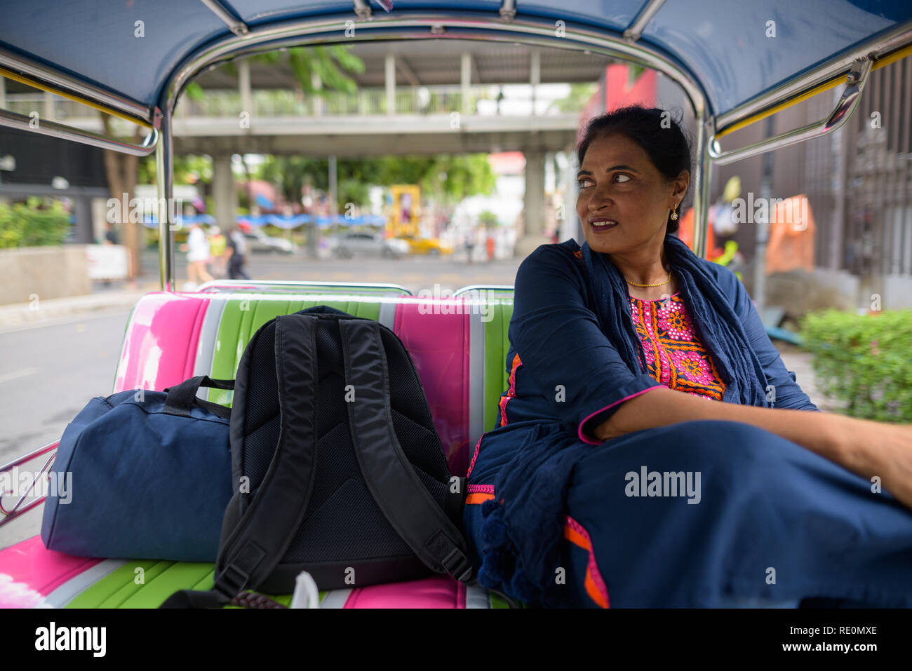 Belle mature woman sitting in tuk tuk Banque D'Images