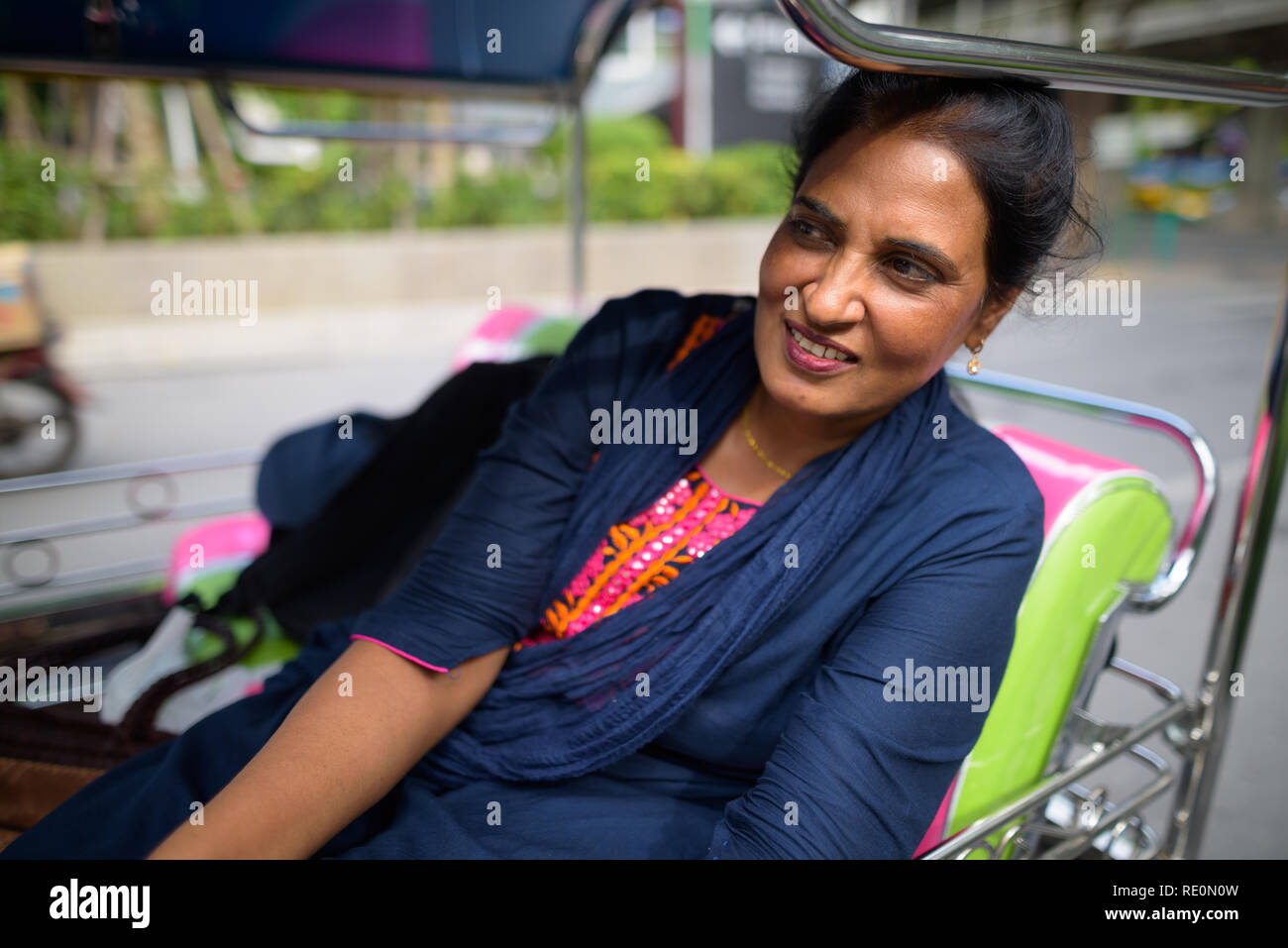 Belle mature woman sitting in tuk tuk Banque D'Images